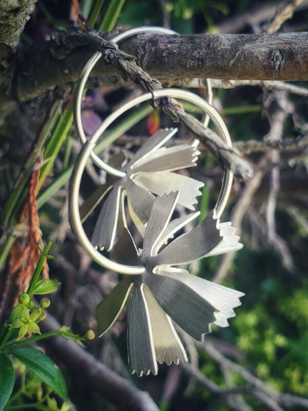 Boucles d'oreilles Chicorées vue de dos accrochées à branche dans nature