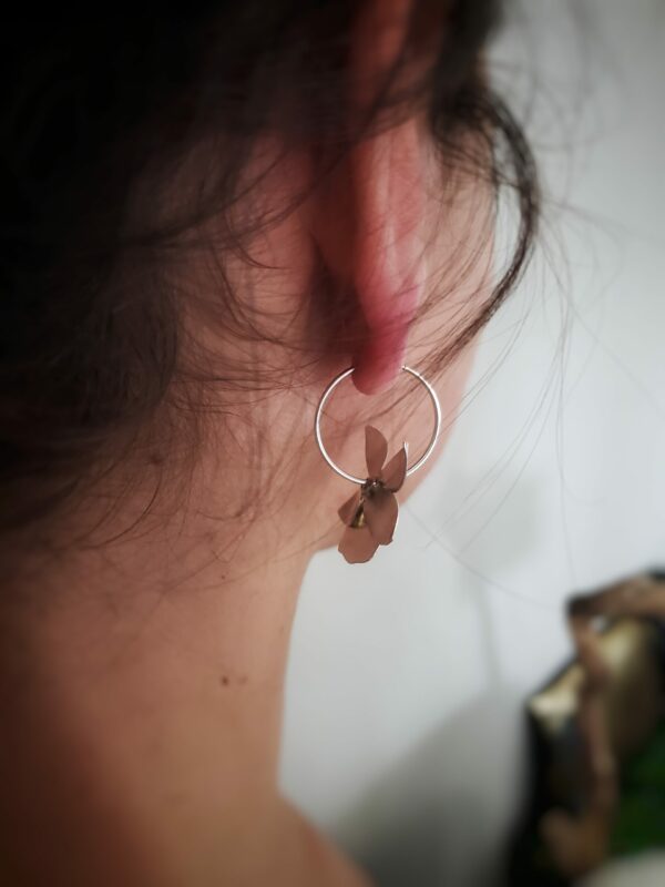 Boucle d'oreille Violette portée vue de dos