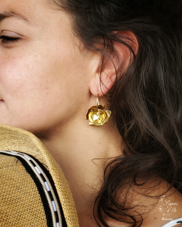 Boucle d'oreille coquelicot portée sur femme