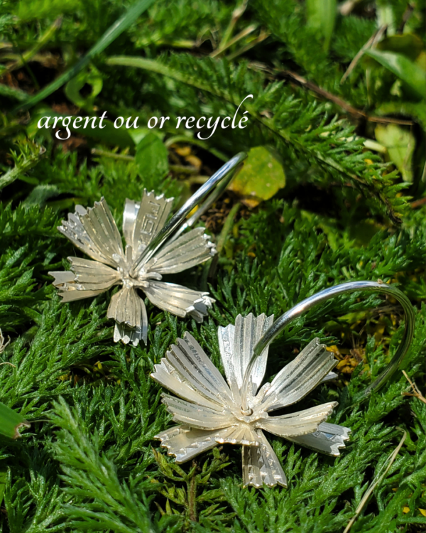 Paire de boucles d'oreilles Chicorées sur mousse et explication matériaux recyclés