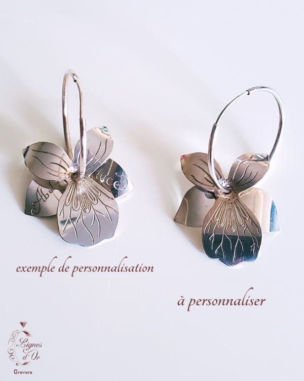 Paire de boucles d'oreilles Violettes sur fond blanc avec description de ses personnalisations