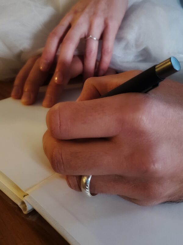 Gros plan sur signature de vœux de mariage