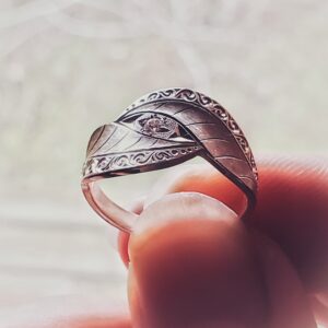 Bague de fiançailles tenue du bout des doigts