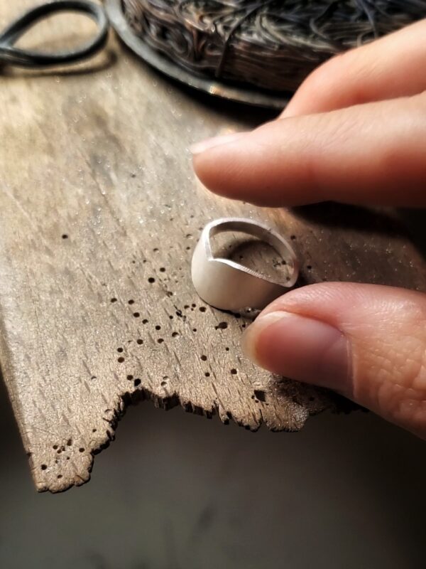 Bague de Fiançailles en cous de fabrication sur établi