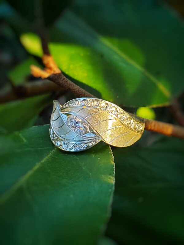 Bague de Fiançailles sur feuilles