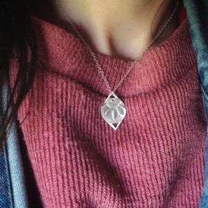 collier à pendentif gravé sur femme