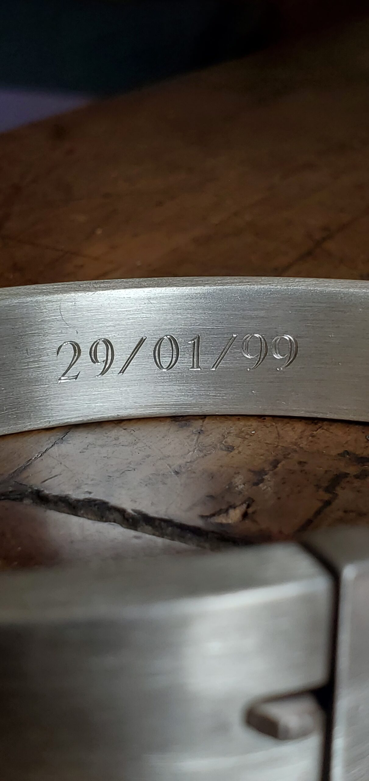 Gravure à la main : date sur gourmette