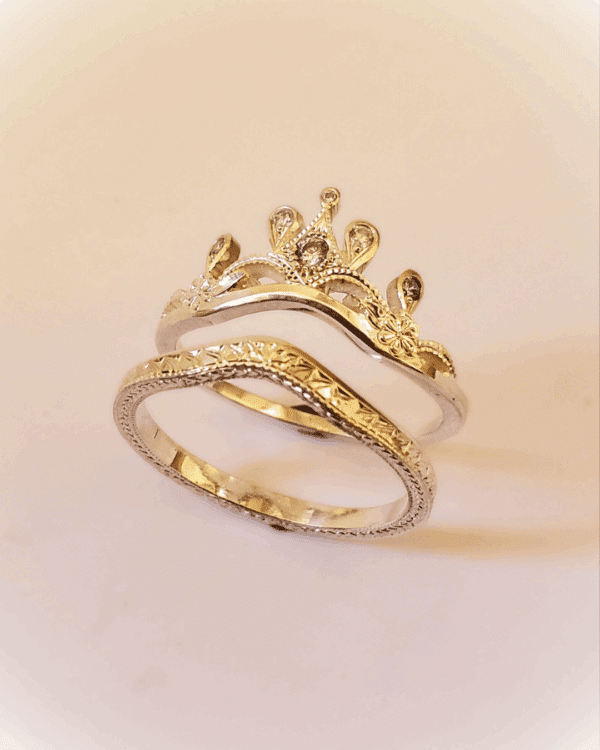 Duo de bagues : Aliénor la bague diadème et son âme-sœur Leialta entièrement ornée de gravure.