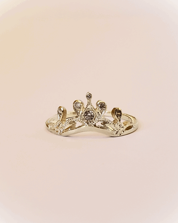 Aliénor, bague diadème en argent et diamants. Posée sur fond clair.
