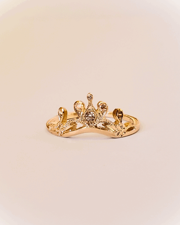 Aliénor, bague diadème en or rose et diamants. Posée sur fond clair.