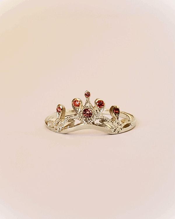 Aliénor, bague diadème en argent et rubis. Posée sur fond clair.