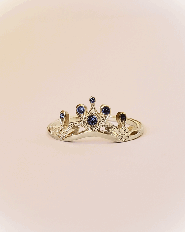Aliénor, bague diadème en argent et saphis. Posée sur fond clair.