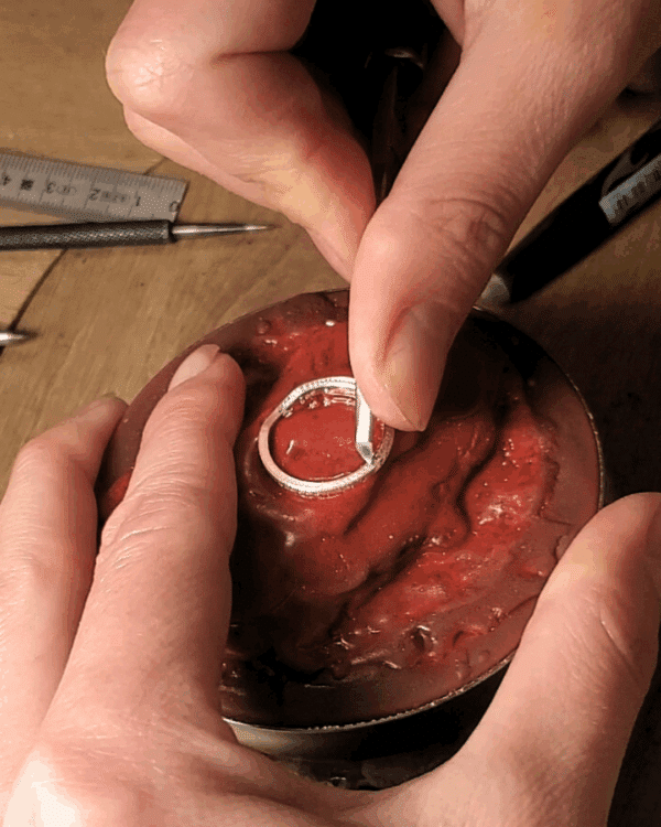 Gravure à la main d'une frise végétale sur bague.