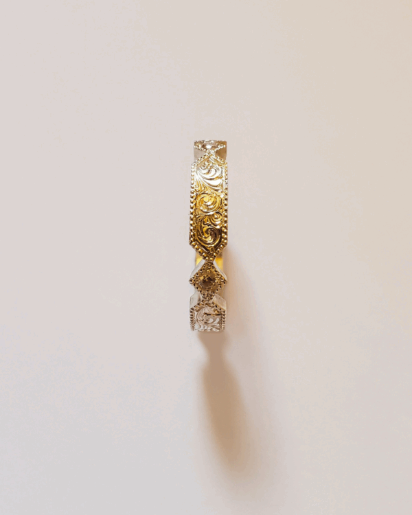 Iselda, alliance en or jaune éthique, ornée de volutes et de diamants.