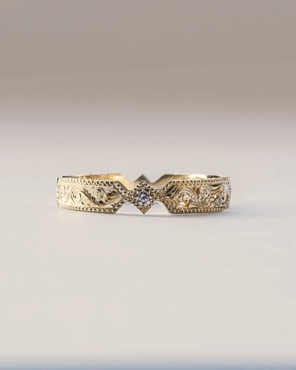 Alliance baroque romantique en or jaune éthique, ornée de volutes et diamants.