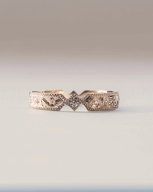 Alliance baroque romantique en or rose éthique, ornée de volutes et diamants.