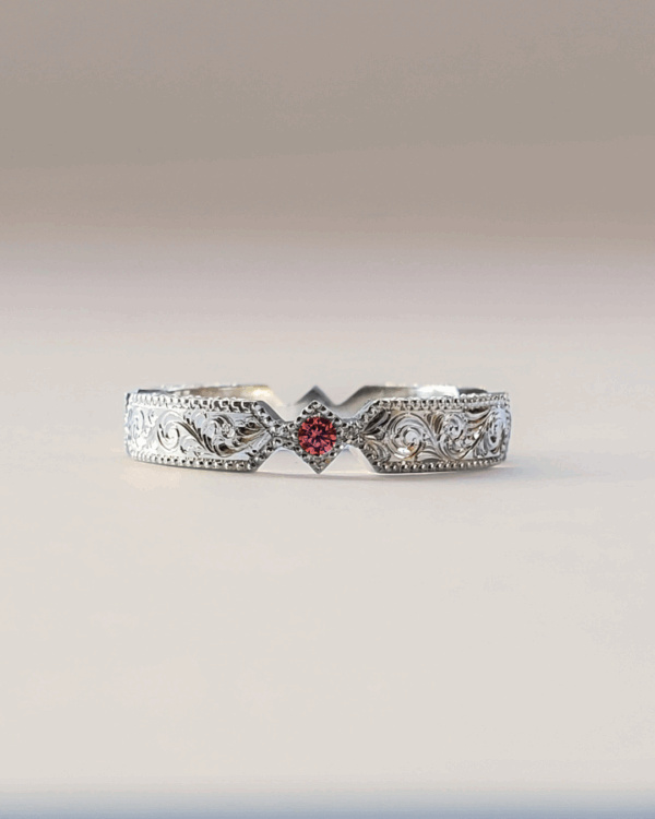 Alliance baroque romantique ornée de volutes et rubis.